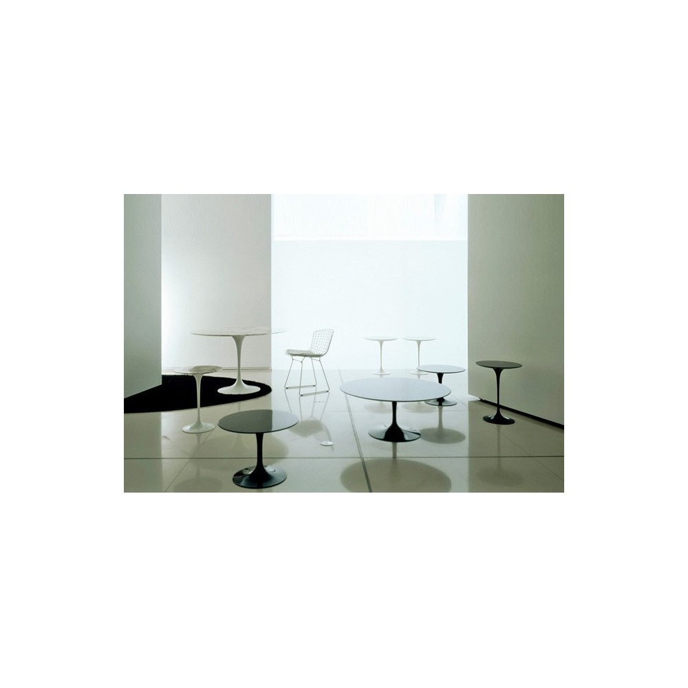 riedizione tulip di Eero Saarinen tavolo ovale piano laminato nero base in fusione di alluminio nera o bianca lucida ambientato
