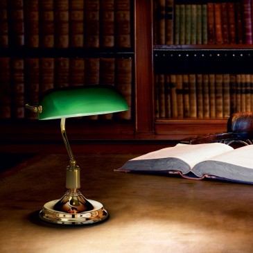 Candeeiro de mesa de advogado da Ideal Lux, uma luz vintage que encanta
