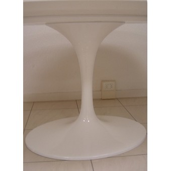Neuauflage Tulpentisch ausziehbar bis 150 oder 170 cm mit Aluminiumfuß und Platte aus schwarzem oder weißem Laminat