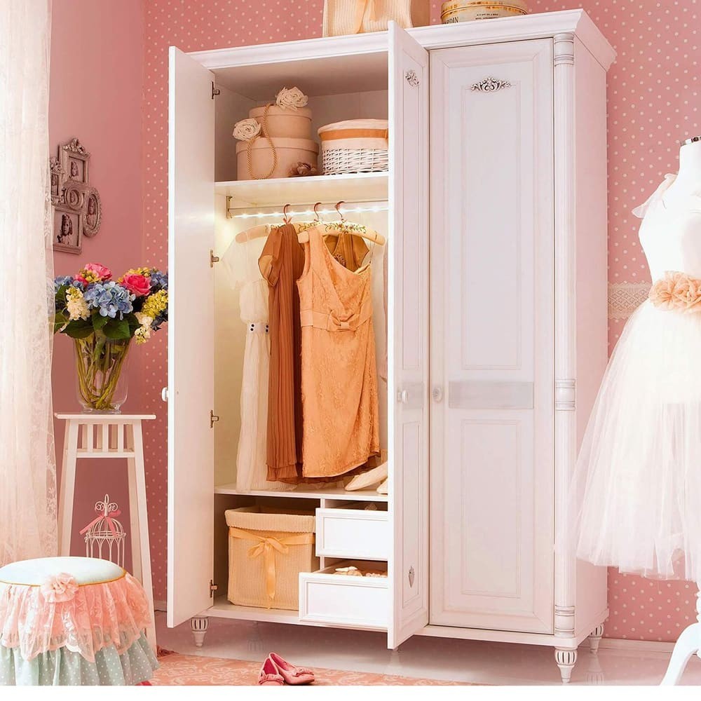Verfijnde Romantik 3-deurs kledingkast, voor meisjes.