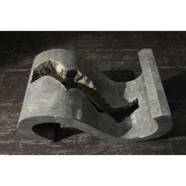 Flexus rooktafel met fossiel stenen onderstel en glazen blad geschikt voor studio's of appartementen. Verkrijgbaar in twee afwer