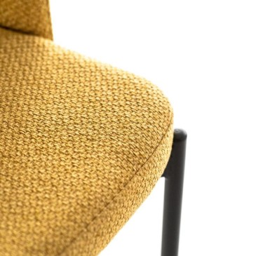 stenen greta gele stoel zittend