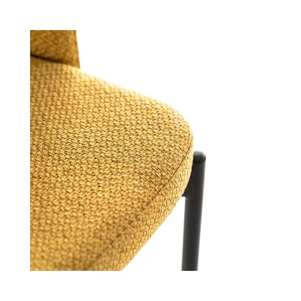 stenen greta gele stoel zittend