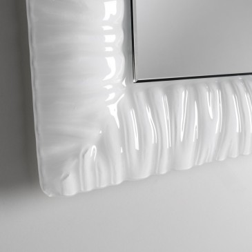 Specchio Shabby Chic con cornice in vetro fuso lavorato di colore bianco