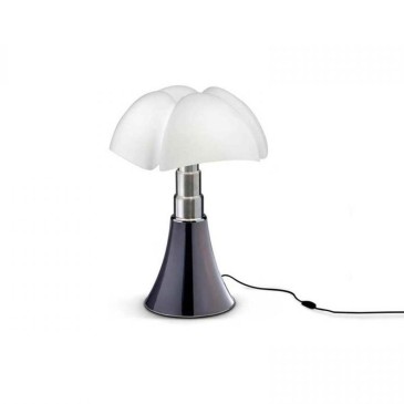 Pipistrello medio di Martinelli Luce la lampada da tavolo di alto design disegnato da Gae Aulenti