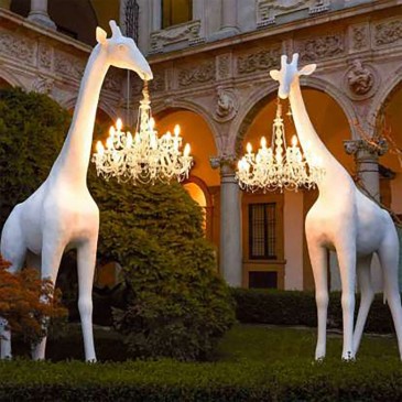 Qeeboo Giraffa GRANDE lampada da terra di design realizzata in fibra di vetro adatta per interni ed esterni