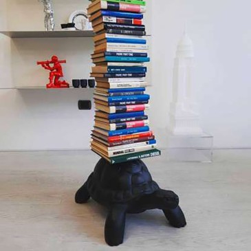 qeeboo Turtle Carry Librería librería negra libros