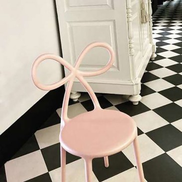 Qeeboo Ribbon Chair la sedia con spalliera a forma di fiocco | kasa-store