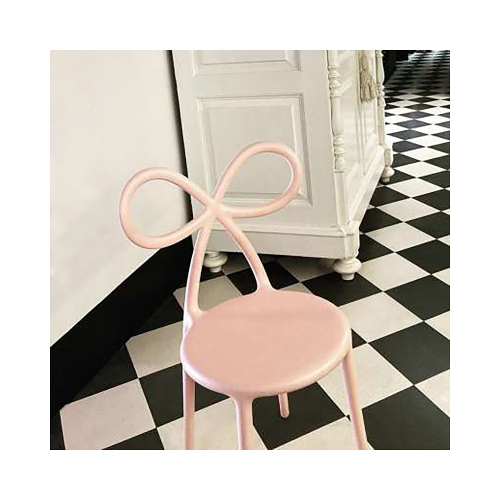 Qeeboo Ribbon Chair der Stuhl mit bogenförmiger Rückenlehne | kasa-store