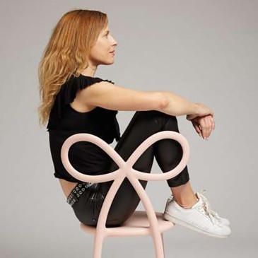 qeeboo ribbon chair sedia rosa donna
