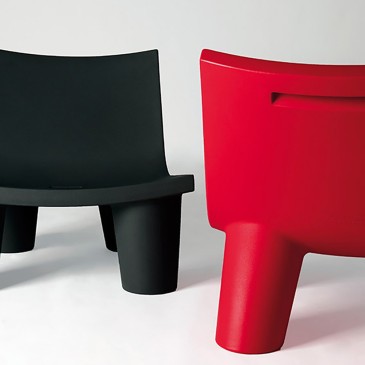 Polyeteenistä valmistettu Slide Low Lita -nojatuoli, joka sopii sisä- ja ulkokäyttöön erilaisilla viimeistelyillä