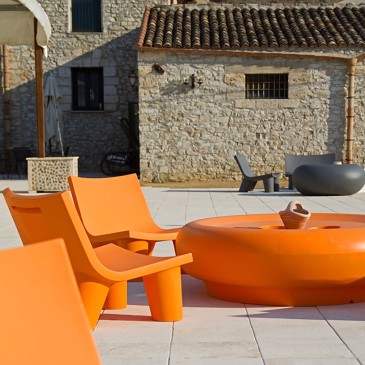 Slide Low Lita armchair made of polyethylene suitable for indoors and outdoors in various finishes