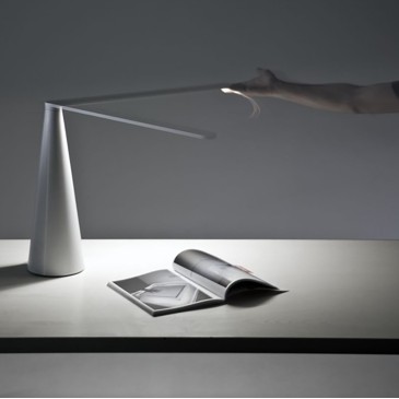 Lampe de table Elica par Martinelli Luce disponible en finitions blanche ou noire