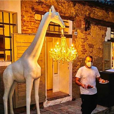 qeeboo girafe amoureux grand restaurant blanc