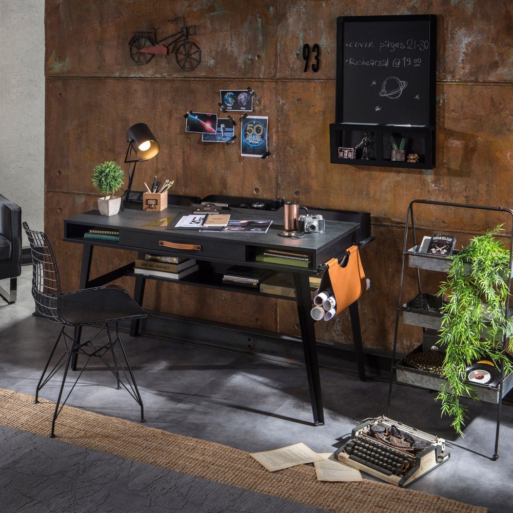 Mørk metal skrivebord med et rockdesign, der er velegnet til unge rebeller