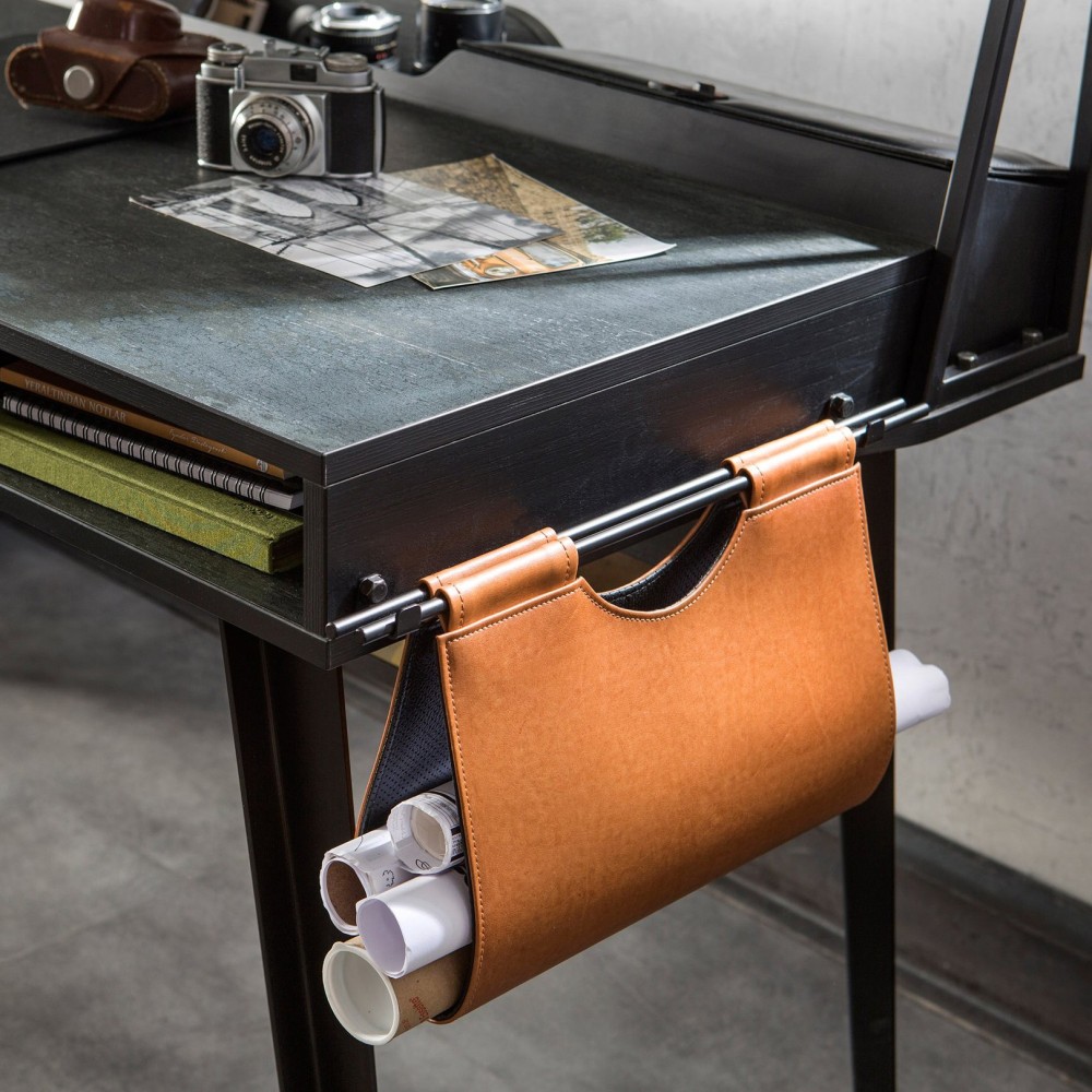 Schreibtisch aus dunklem Metall mit rockigem Design, geeignet für junge Rebellen