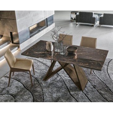 Delta uitschuifbare tafel met metalen structuur en porseleinen steengoed blad met bijpassende uitschuifbare verlengstukken