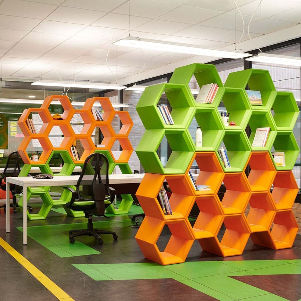 Bibliothèque Hexa par Slide dans des bureaux en open space