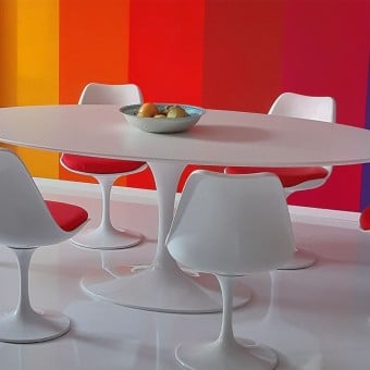 tulip re-edition by Eero Saarinen round table white laminate top matt white structure set in meeting room