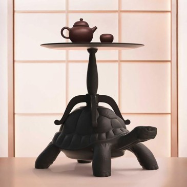 Mesita Qeeboo Turtle Carry Table en polietileno y madera disponible en varios acabados