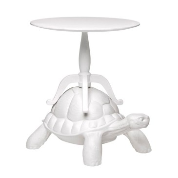 Qeeboo Turtle Carry Table mesa de centro em polietileno e madeira disponível em vários acabamentos