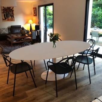 re-edition of tulip by Eero Saarinen oval table white laminate top base in glossy white cast aluminum for kitchen setting