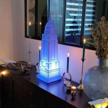 Lampe à poser LED Qeeboo Empire conçue par Design Studio Job