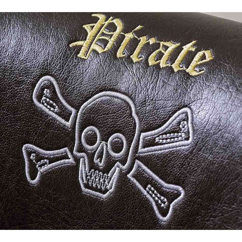 Piratstol klädd i läderimitation som riktiga sjöfarare