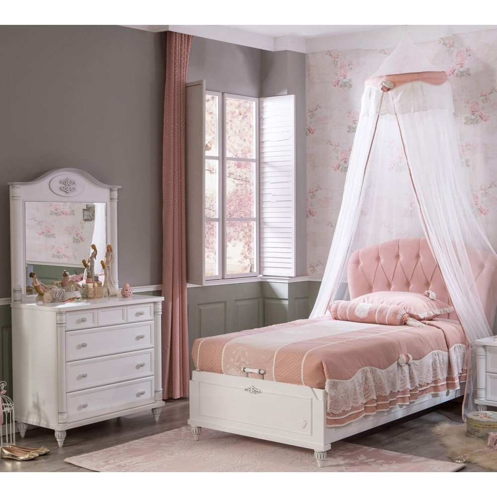 Romantik lipasto ja hoitopöytä, koristeltu, pienen tytön huoneeseen.