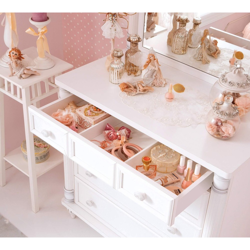 Romantik Kommode und Wickeltisch, dekoriert, für ein kleines Mädchenzimmer.