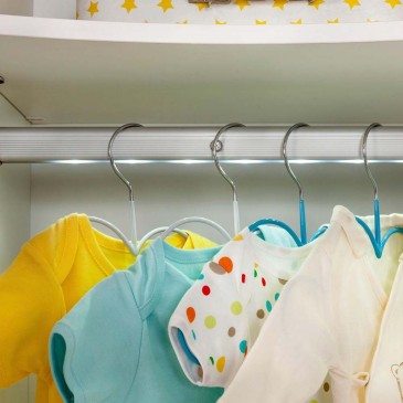 Ruime en witte babykatoenen kledingkast voor de kinderkamer