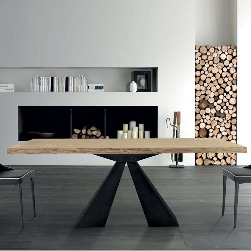 Fester Tisch Dakota mit Mittelbeinen aus schwarzem Stahl und Platte aus furniertem Holz mit entrindeter Eichenkante