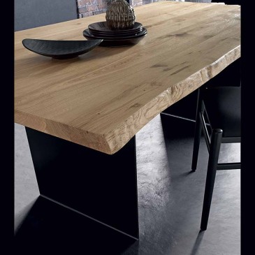 Quadro Tisch von Callesella mit Metallstruktur und Platte aus entrindetem Massivholz