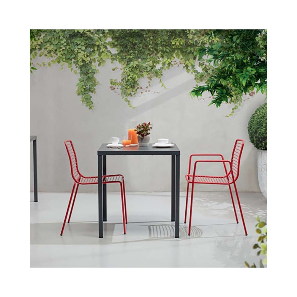 Summer fixed table for indoor or outdoor use by Scab in two colors