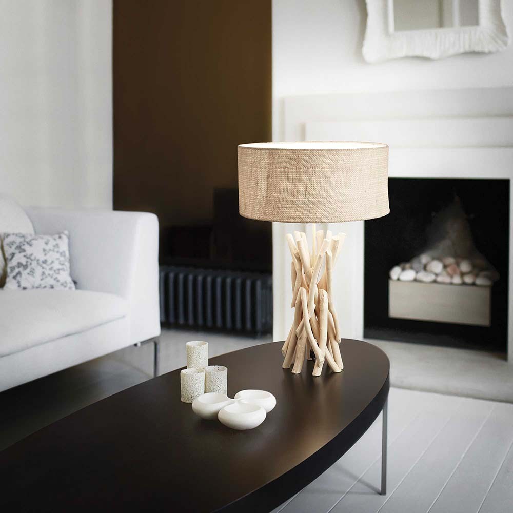 Lampe de table en bois flotté, structure en métal et éléments en bois.