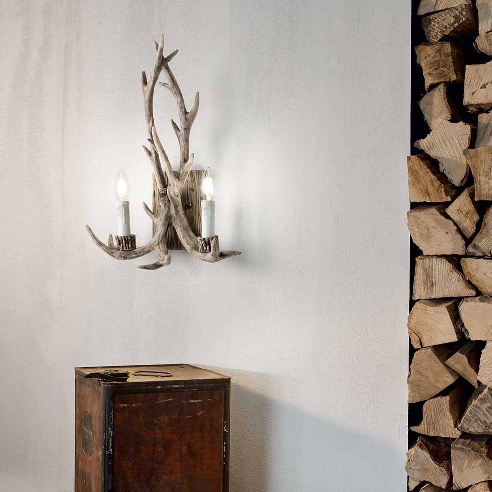 Chalet wall lamp, in resin, suitable for rustic environments.
