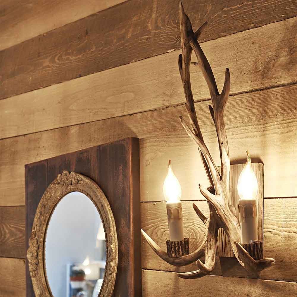 Chalet wall lamp, in resin, suitable for rustic environments.
