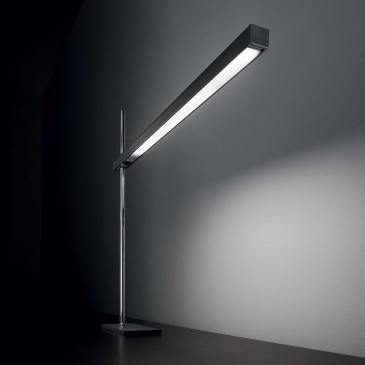 Lampada da Tavolo Gru disponibile nella versione alluminio bianca o nera. Illuminazione a led