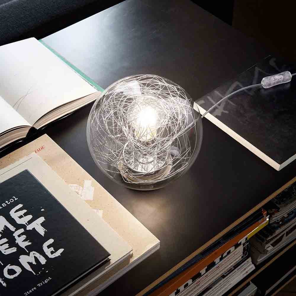 Lampe de table Mapa Max moderne en verre avec fils d'aluminium.