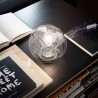 Lámpara de sobremesa Mapa Max con estructura cromada y vidrio soplado decorada con alambres de aluminio
