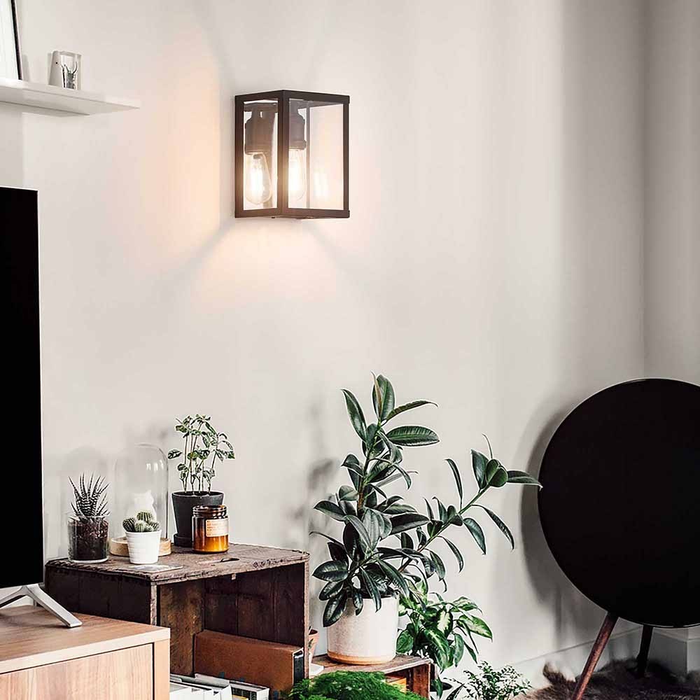 De Igor Wall Lamp, metaal en transparant glas, is minimalistisch en een beetje retro.