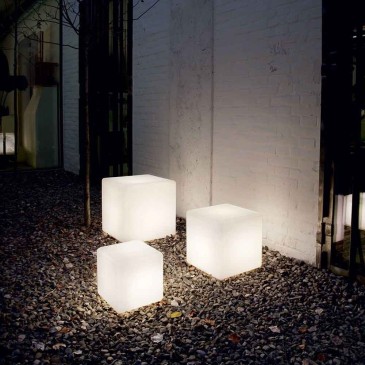 Lampadaire Luna par Ideal-Lux parfait pour votre jardin disponible en différentes tailles