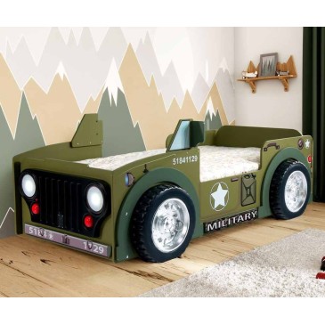 En säng i form av en militärjeep för barn som älskar äventyr