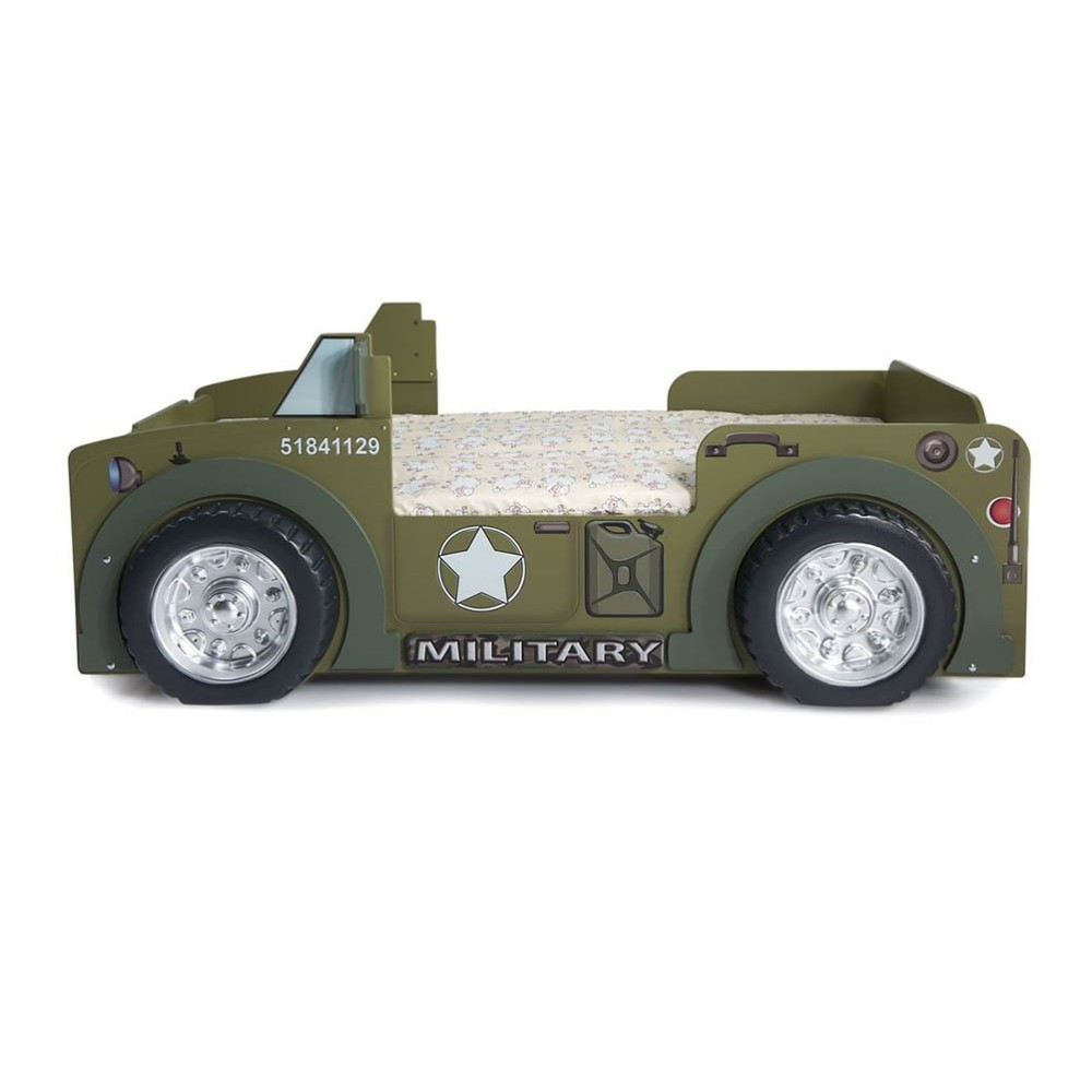 Een bed in de vorm van een militaire jeep voor kinderen die van avontuur houden