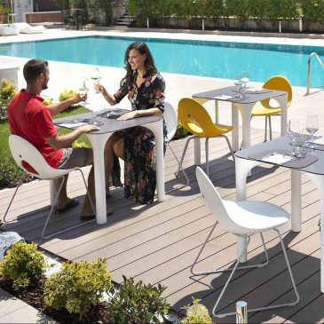Table Lyxo Pure en polyéthylène disponible en différentes finitions adaptées aux bars, piscines, jardins
