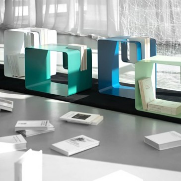 Tavolino porta riviste Libris di Meme Design struttura lamiera piegata