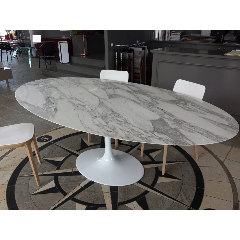 riedizione tulip di Eero Saarinen tavolo ovale con piano marmo di carrara base in fusione di alluminio bianca lucida ambientato