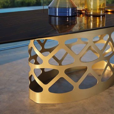 Tyylikäs kiinteä pöytä metallirakenteella ja keraamisella keraamisella lasitasolla