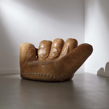 Joe fauteuil van Poltronova in de vorm van een honkbalhandschoen verkrijgbaar in vele afwerkingen