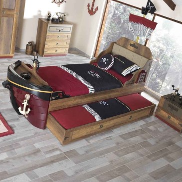 Merirosvolaivan muotoinen sänky puurakenteella, johon on mahdollista lisätä vierassänky lipasto